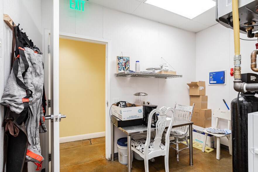 More Photos Of 670 S Green Valley Pky, Henderson Storefront Retail Office For Sale