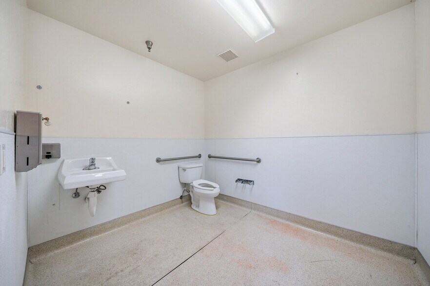 More Photos Of 3230 Riverside Ave, Paso Robles Manufacturing For Lease