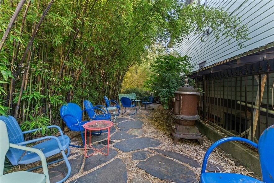 More Photos Of 3039 SE Stark St, Portland Storefront Retail Residential For Sale