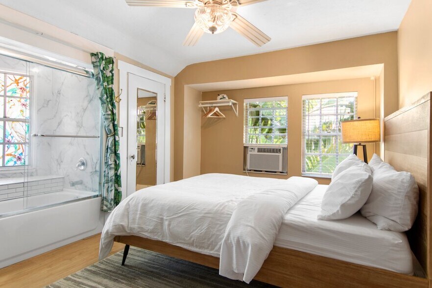More Photos Of 532 Beach Dr NE, Saint Petersburg Hospitality For Sale