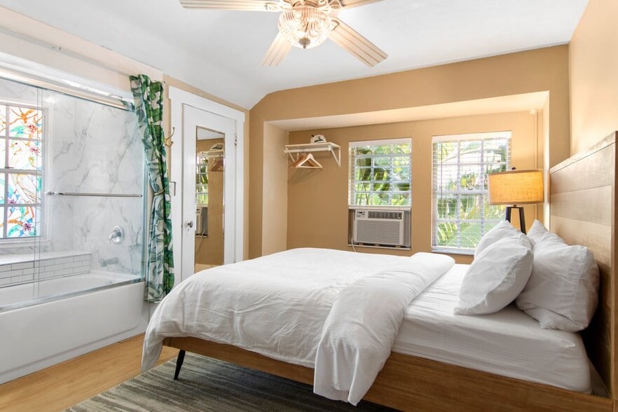 More Photos Of 532 Beach Dr NE, Saint Petersburg Hospitality For Sale