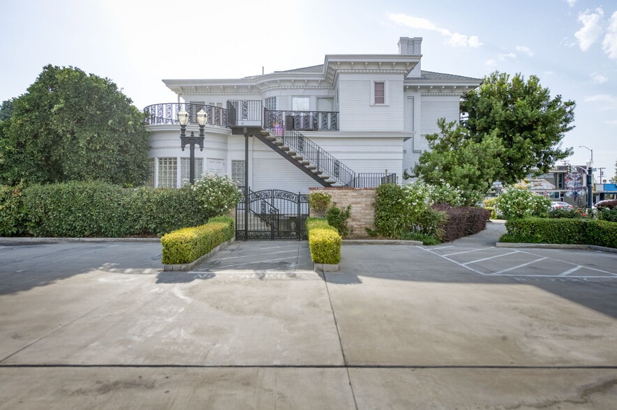 More Photos Of 916 E Divisadero St, Fresno Funeral Home For Sale