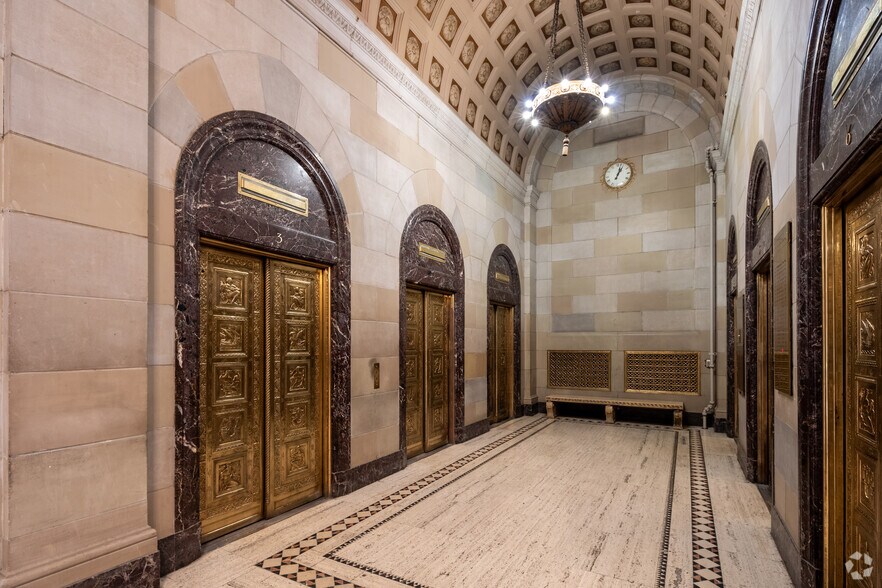 More Photos Of 360 Rue Saint-Jacques, Montréal Office For Lease