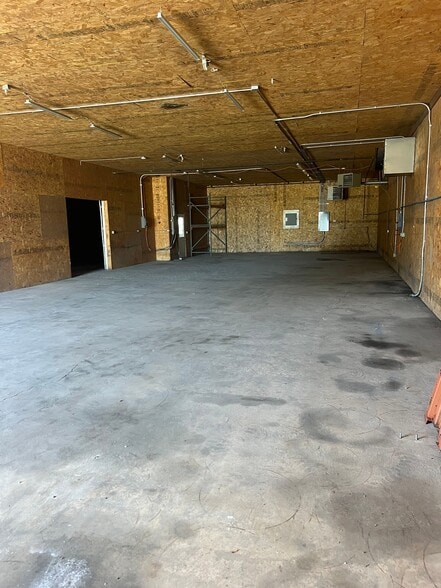 More Photos Of 107 Vermeer Rd, Pella Industrial For Lease