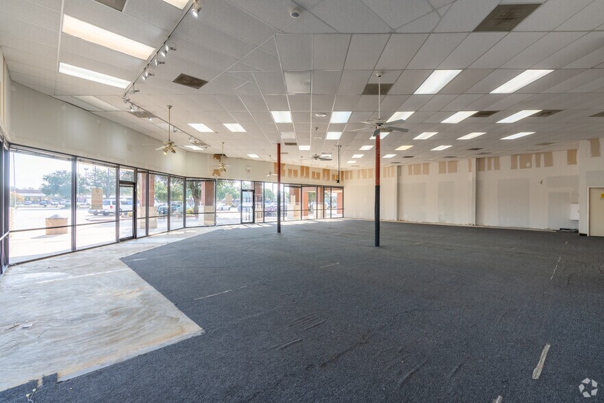 More Photos Of 901 N Polk St, DeSoto General Retail For Lease