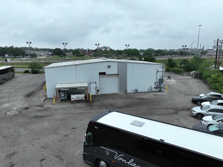 More Photos Of 6415 E US HWY 290, Austin Showroom For Lease