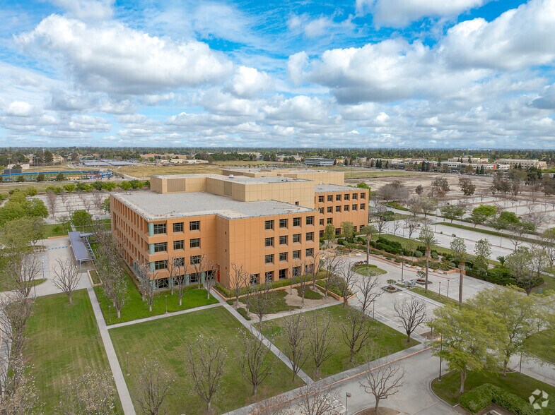 More Photos Of 900 Old River Rd, Bakersfield Office For Sale