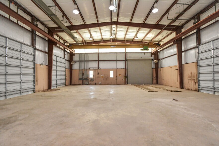 More Photos Of 1500 W Highway 6, Alvin Truck Terminal For Lease