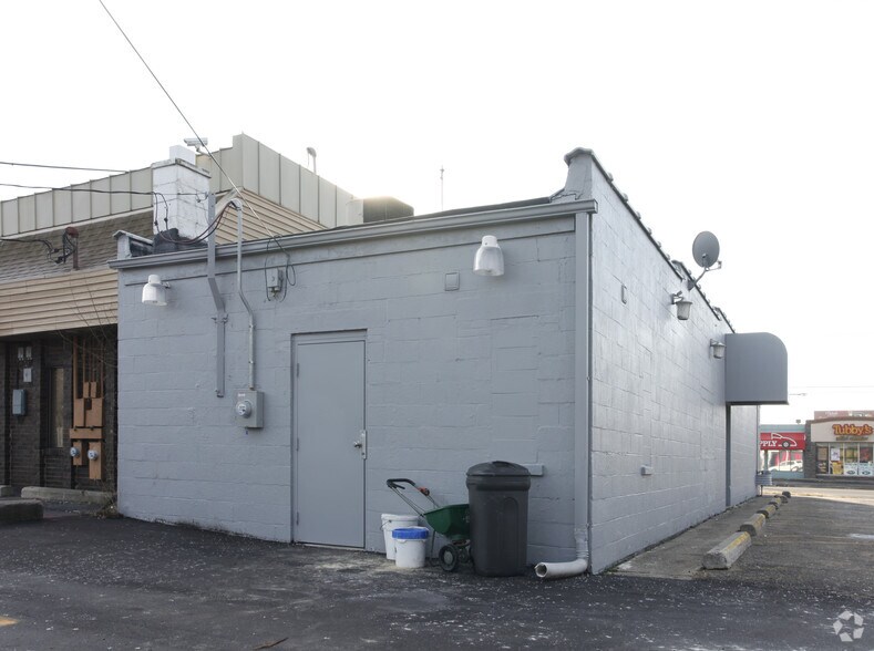 Primary Photo Of 24070 W 10 Mile Rd, Southfield Bank For Lease