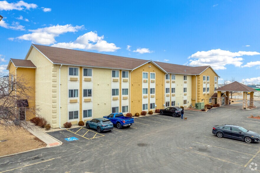 More Photos Of 120 W Stevenson Rd, Ottawa Hotel For Sale