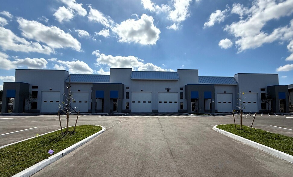 More Photos Of 3945 Tollhouse Dr, Naples Warehouse For Lease