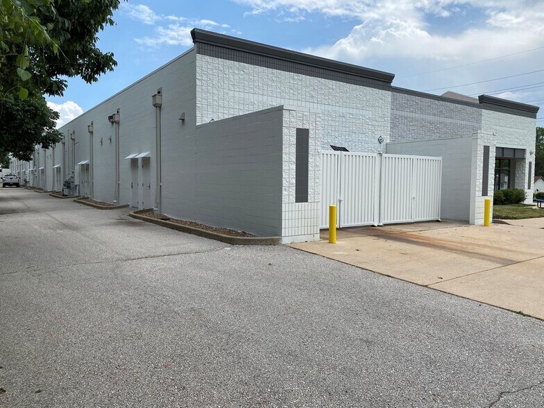 More Photos Of 551 Salt Lick Rd, Saint Peters Storefront For Lease