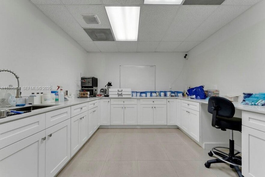More Photos Of 2201 NW 102nd Pl, Miami Warehouse For Sale