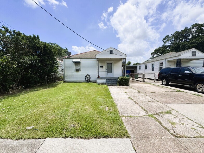Primary Photo Of 304 Clearview Pky, Metairie Medical For Sale