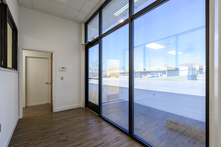 More Photos Of 714 W Chestnut St, Denison Storefront Retail Office For Lease