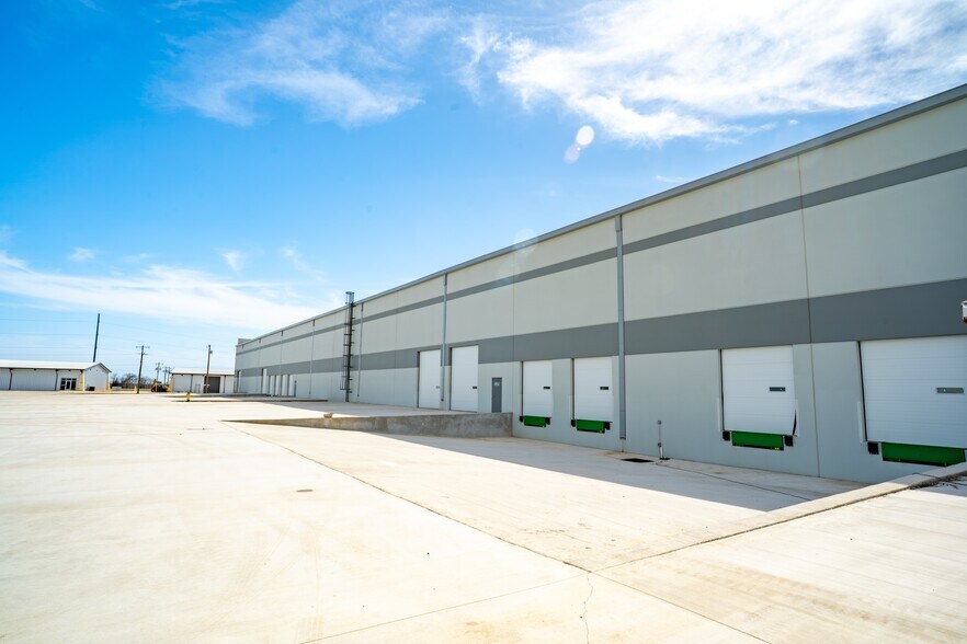 More Photos Of 21901 US 79, Taylor Warehouse For Lease