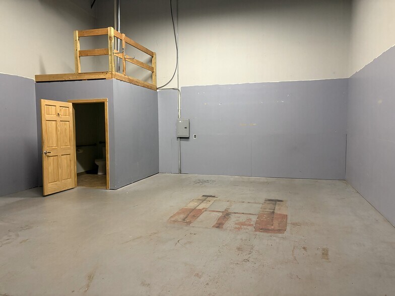 More Photos Of 200 Old County Cir, Windsor Locks Warehouse For Lease