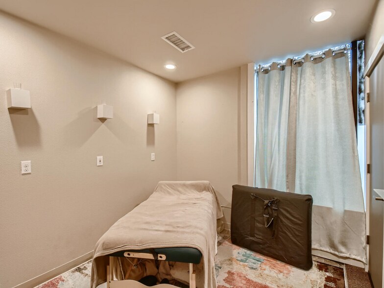 More Photos Of 9970 SW Beaverton Hillsdale Hwy, Beaverton Veterinarian Kennel For Sale
