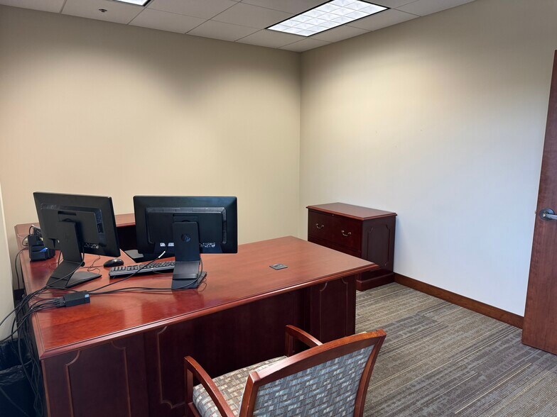 More Photos Of 109 Veterans Pky, Yorkville Office For Lease