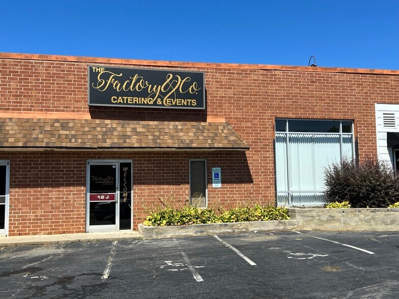 More Photos Of 12 Wendy Ct, Greensboro Unknown For Lease