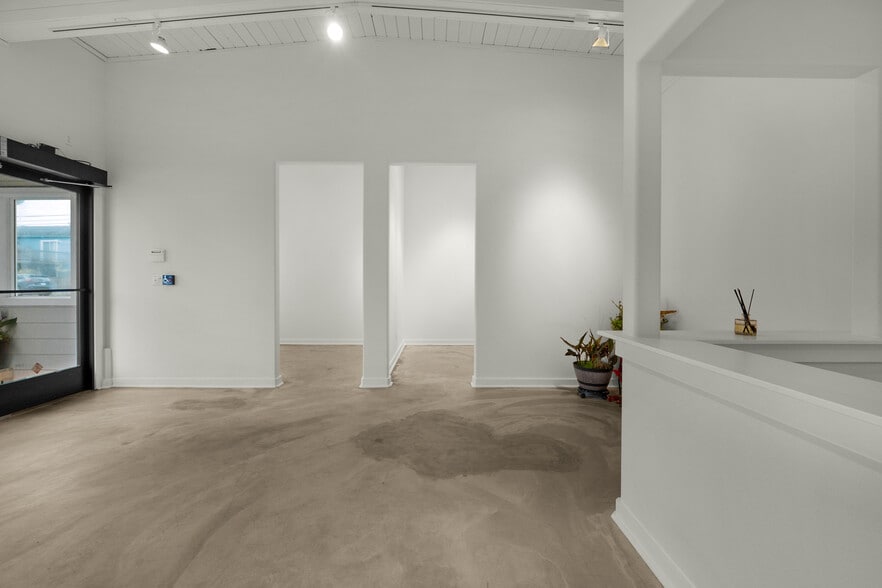 More Photos Of 809 S Holladay Dr, Seaside Showroom For Sale