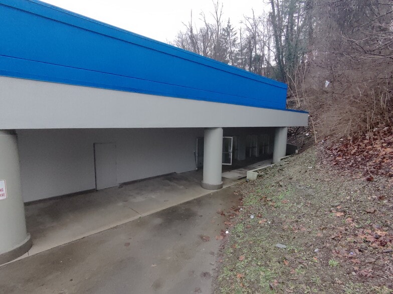 More Photos Of 3100 E 60 Rt, Huntington Storefront For Lease