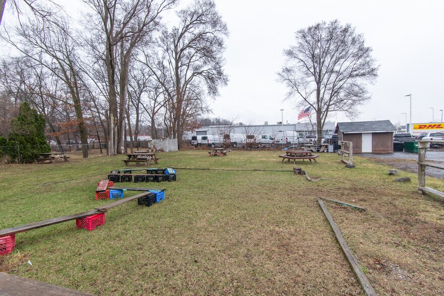 More Photos Of 2535 Highland Rd, Highland Restaurant For Sale