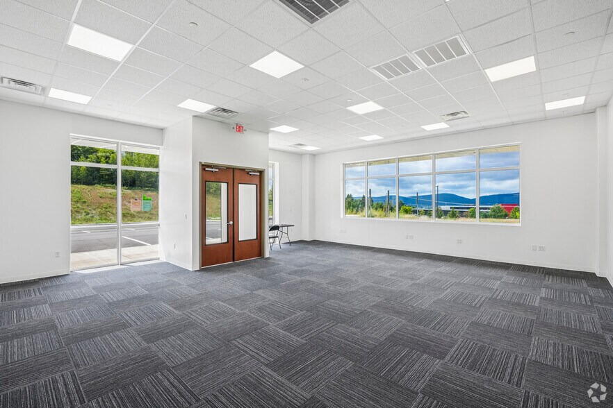 More Photos Of Alberigi Dr, Jessup Distribution For Lease