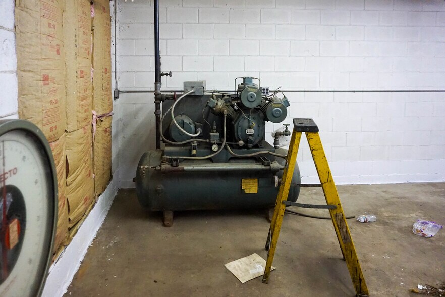 More Photos Of 714 S Franklin St, Cuba Industrial For Sale