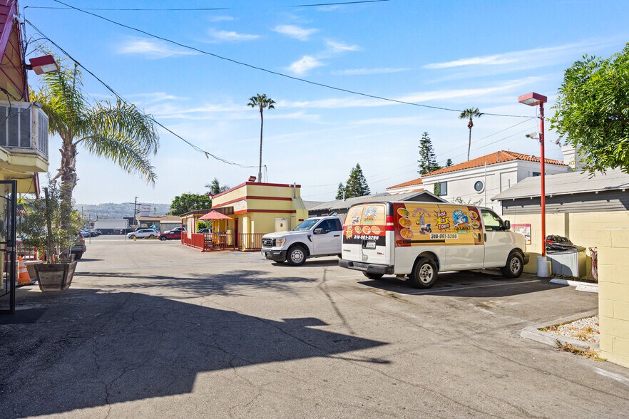 More Photos Of 921 Pacific Coast Highway, Redondo Beach General Retail For Sale