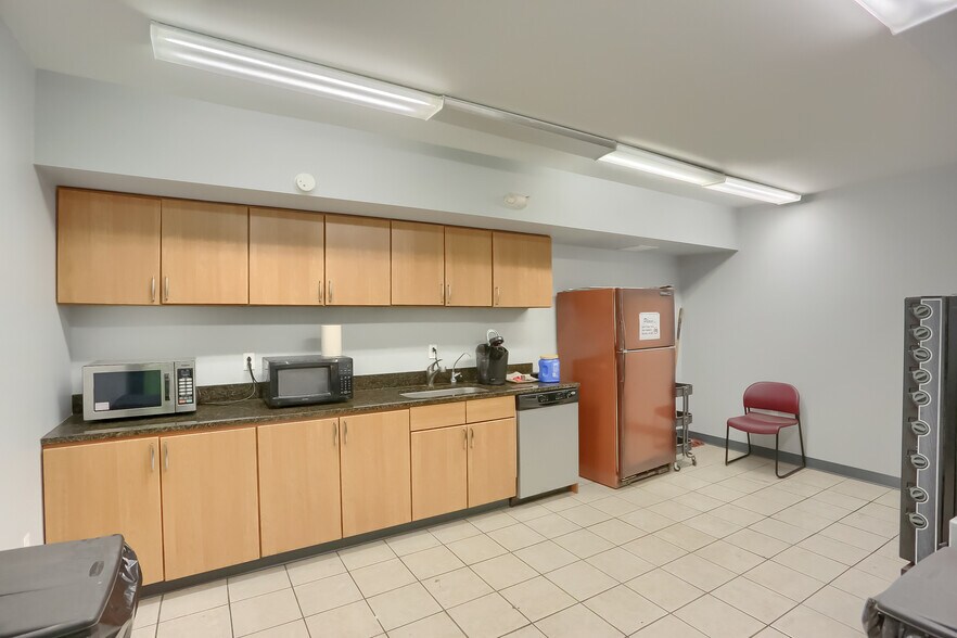 More Photos Of 150 Gamma Dr, Pittsburgh Light Manufacturing For Lease