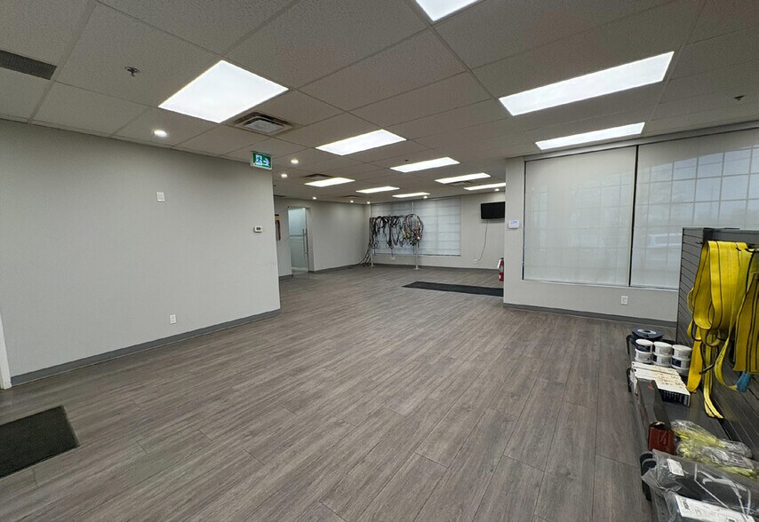 More Photos Of 1750 Courtneypark Dr E, Mississauga Showroom For Lease