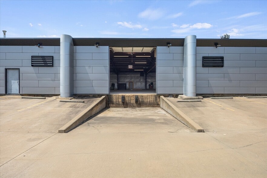 More Photos Of 905 E Broad St, Forney Manufacturing For Lease