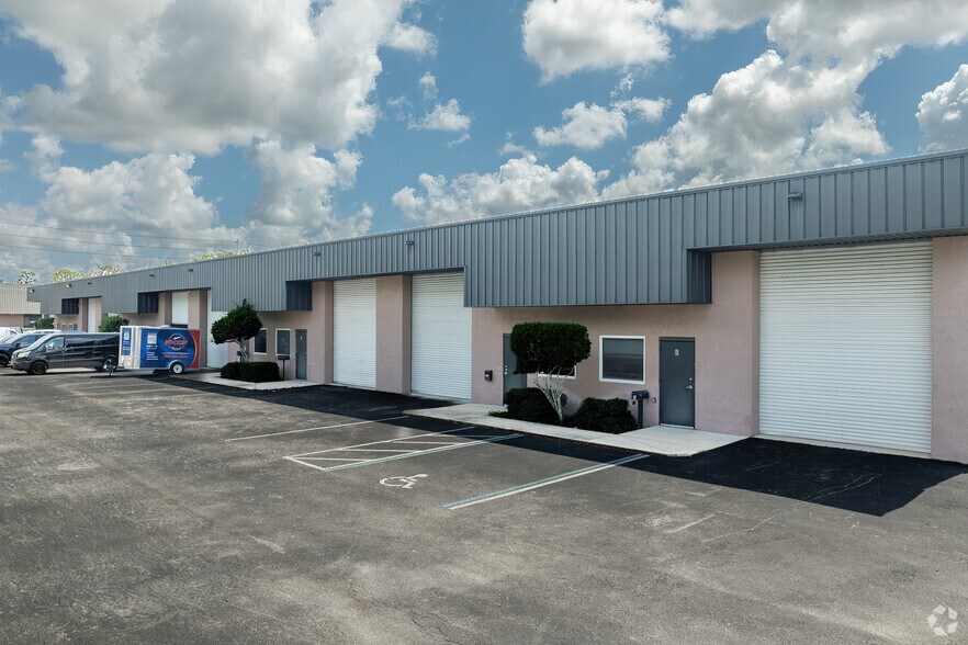 More Photos Of 1271 La Quinta Dr, Orlando Unknown For Lease