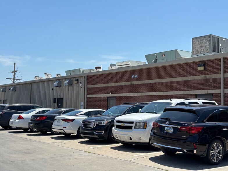 More Photos Of 900 Hayes Dr, Manhattan Storefront For Lease