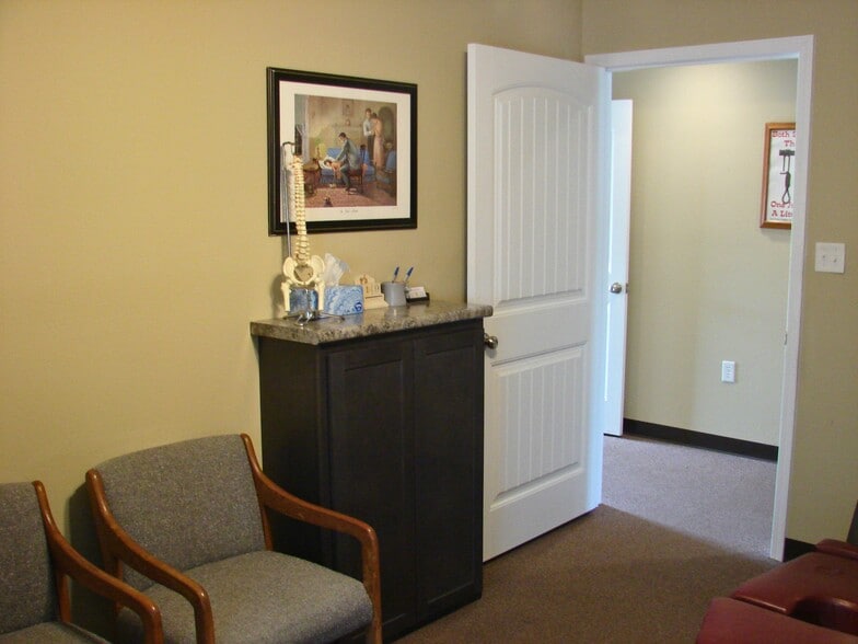 More Photos Of 1013 Cedar St, Bismarck Storefront For Sale