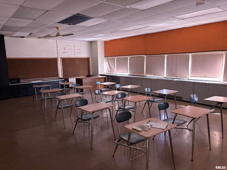 More Photos Of 1850 S Bluff Blvd, Clinton Schools For Sale