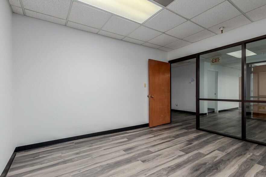 More Photos Of 104 S 54th St, Chandler Flex For Lease