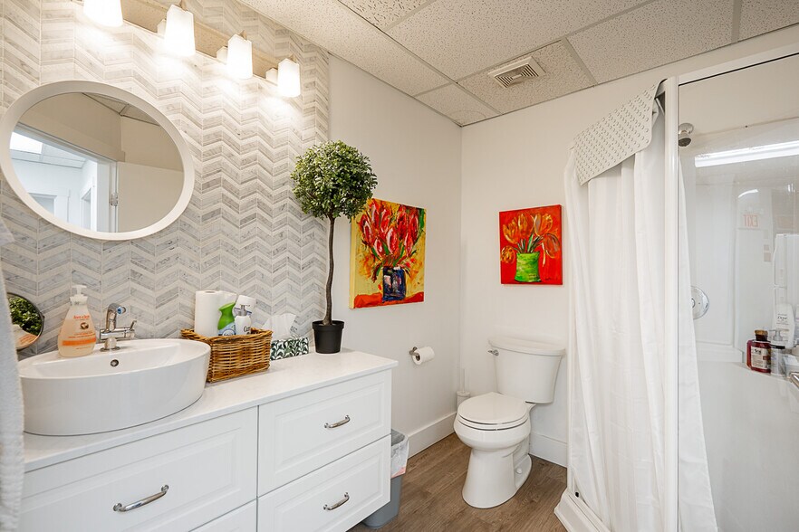 More Photos Of 2458 Haywood Av, West Vancouver Office Residential For Sale