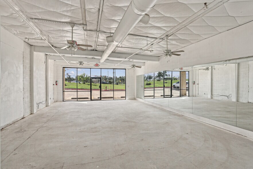 More Photos Of 11190 Circle Dr, Austin Unknown For Lease