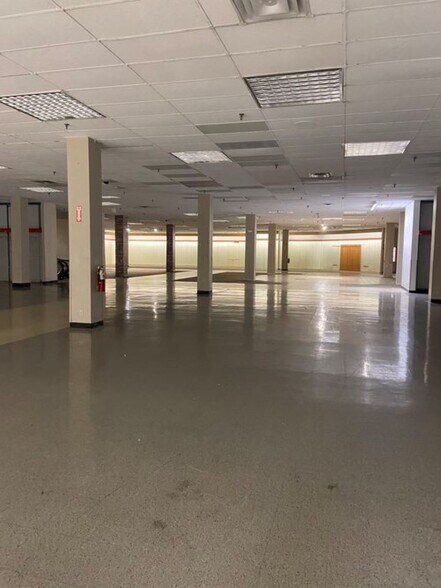 More Photos Of 1305 Airline Rd, Corpus Christi Department Store For Lease