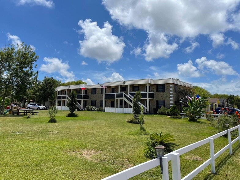 Primary Photo Of 403 W Broad St, Freeport Apartments For Sale