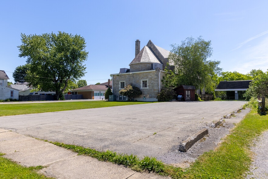 More Photos Of 309 N Broad St, Grove City Religious Facility For Sale