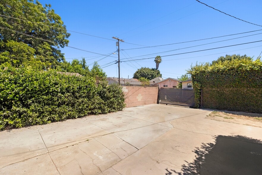 More Photos Of 986 E 51st St, Los Angeles Apartments For Sale