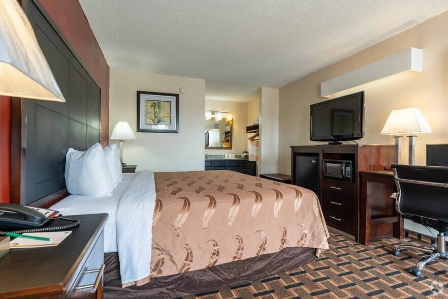 More Photos Of 205 N Highway 301, Jesup Hotel For Sale