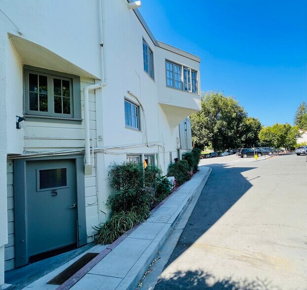 More Photos Of 3-11 Ross Cmn, Ross Storefront Retail Office For Lease