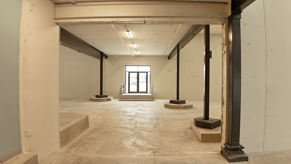 More Photos Of 38450 Tanger Dr, North Branch Service Station For Lease