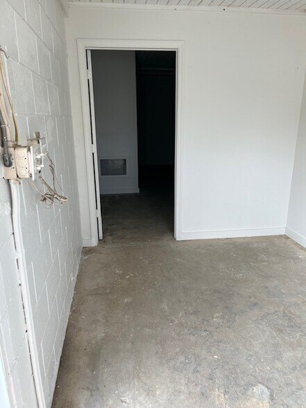 More Photos Of 5665 US Highway 1, Vero Beach Self Storage For Lease