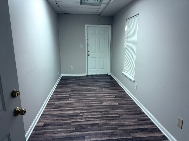 More Photos Of 1910 Garden Springs Dr, Lexington Office For Lease