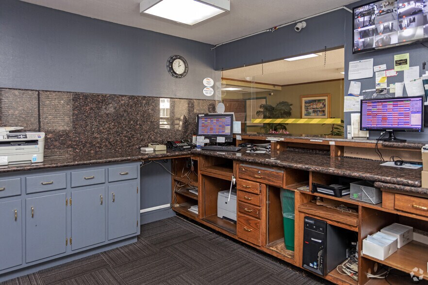 More Photos Of 5100 Hickory Point Frontage Rd, Decatur Hotel For Sale